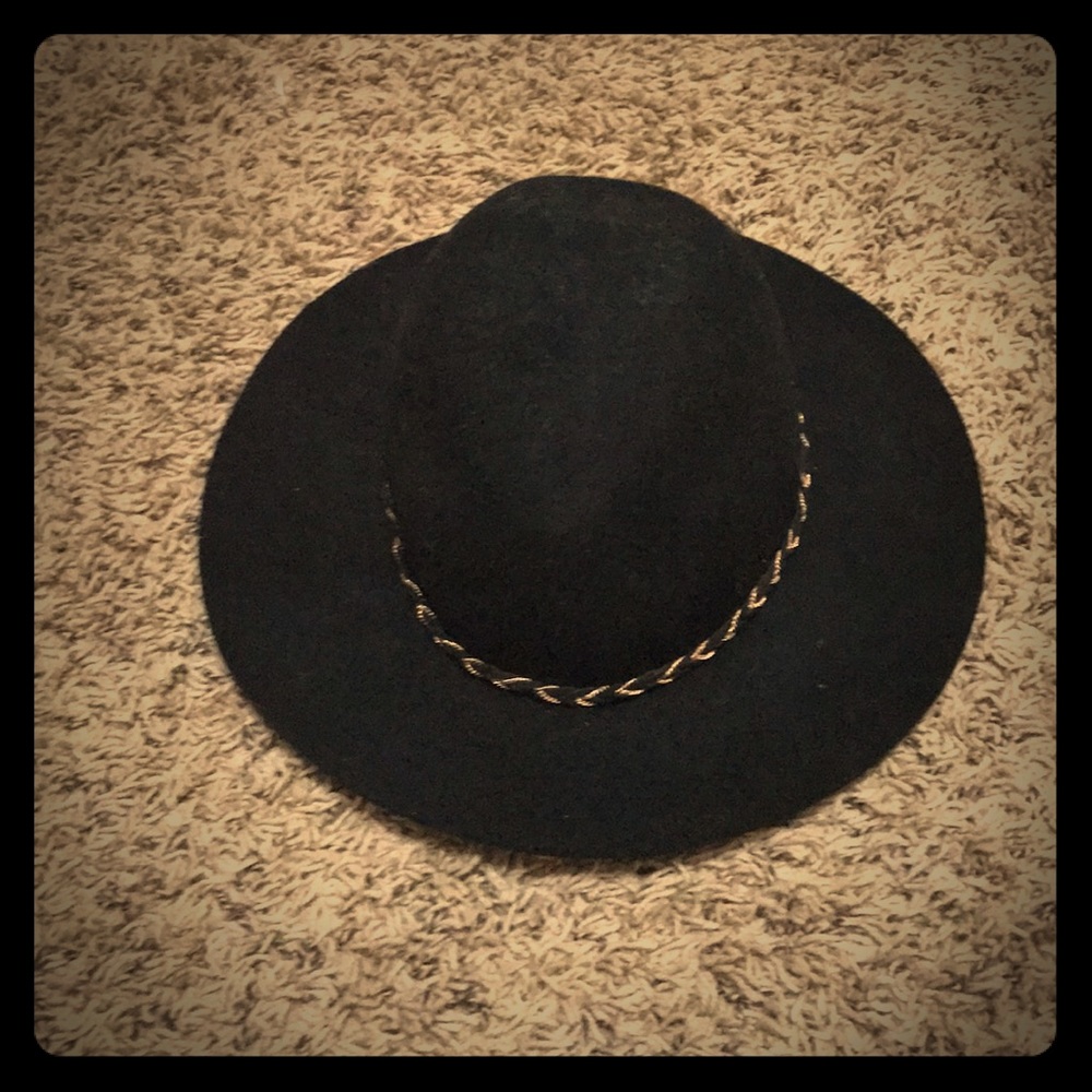 Black round Panama hat